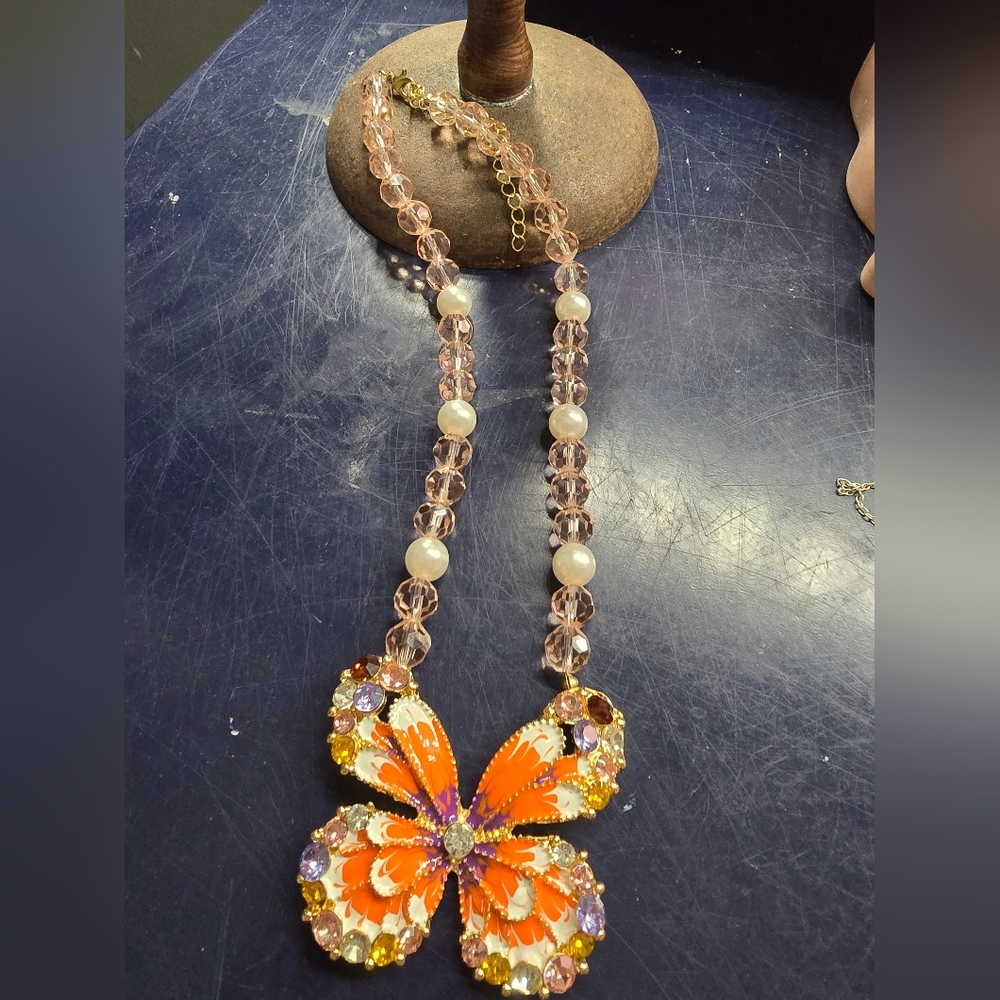 Beautiful Butterfly Rhinestone Necklace - Picture 6 of 7